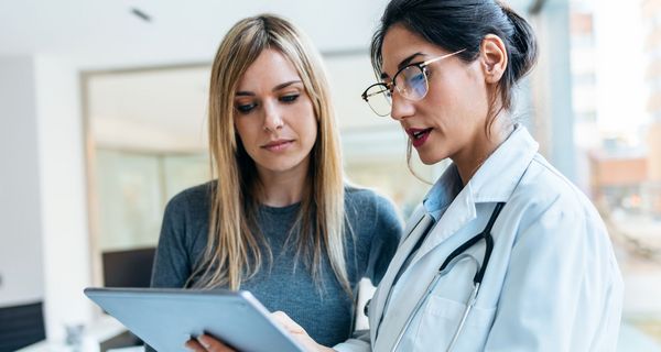 Ärztin, spricht mit einer Patientin. 