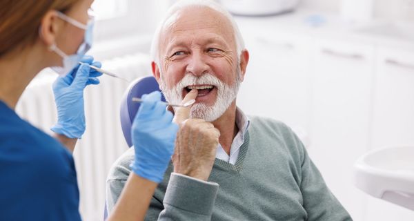 Älterer Mann beim Zahnarzt.
