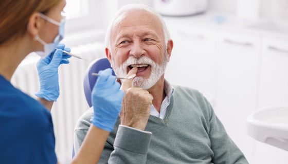 Älterer Mann beim Zahnarzt.