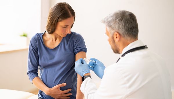 Schwangerschaft: Geringeres Präeklampsie-Risiko nach COVID-Impfung