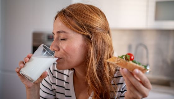 Frau, trinkt Milch.
