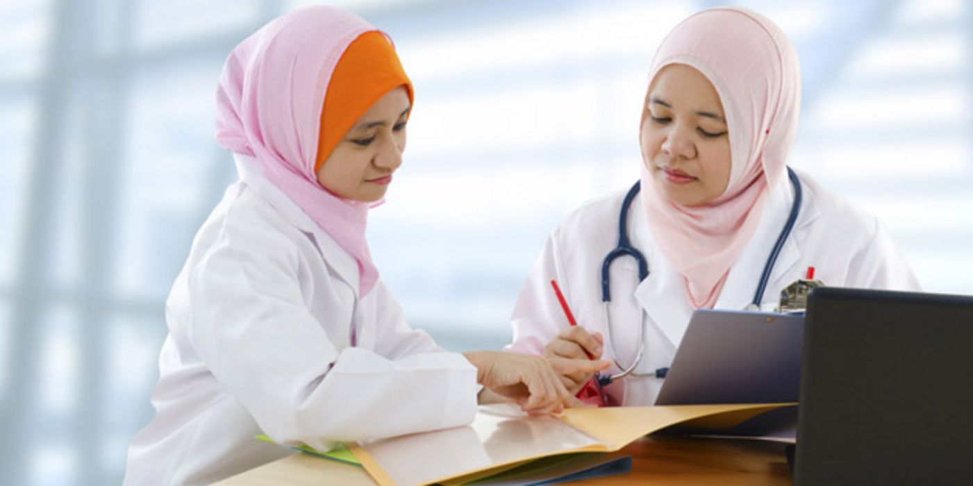 Muslima mit Kopftuch im Gespräch mit muslimischer Ärztin
