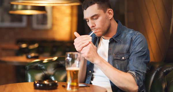 Ex-Raucher trinken auch weniger Alkohol.