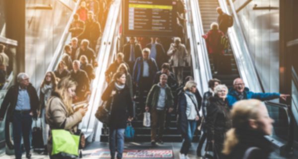 Szene im Bahnhof mit vielen Menschen.