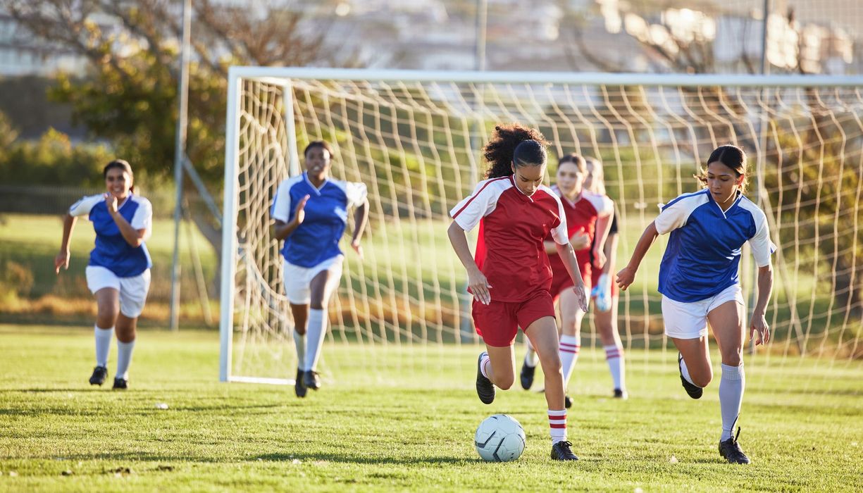Junge Frauen beim Fußballspielen.