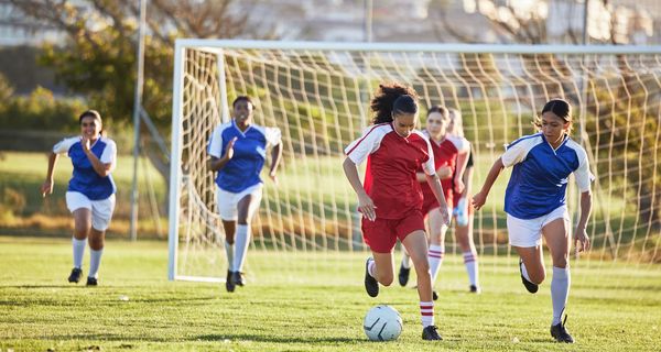 Junge Frauen beim Fußballspielen.