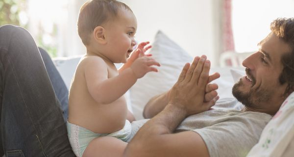 Vater, spielt mit seinem Baby.