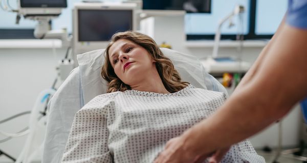 Frau im Krankenhaus.