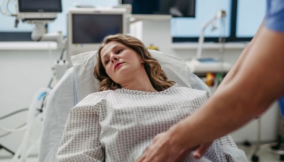Frau im Krankenhaus.