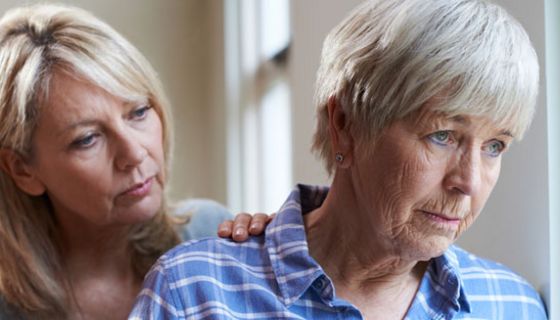 Die Pflege von Menschen mit Demenz ist zum Teil mit großen Strapazen verbunden.