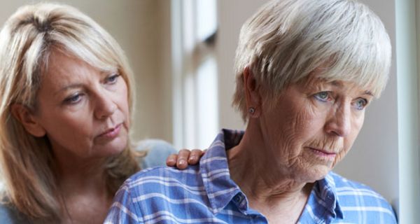 Die Pflege von Menschen mit Demenz ist zum Teil mit großen Strapazen verbunden.