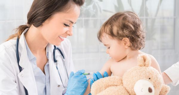 Kind bei der Impfung
