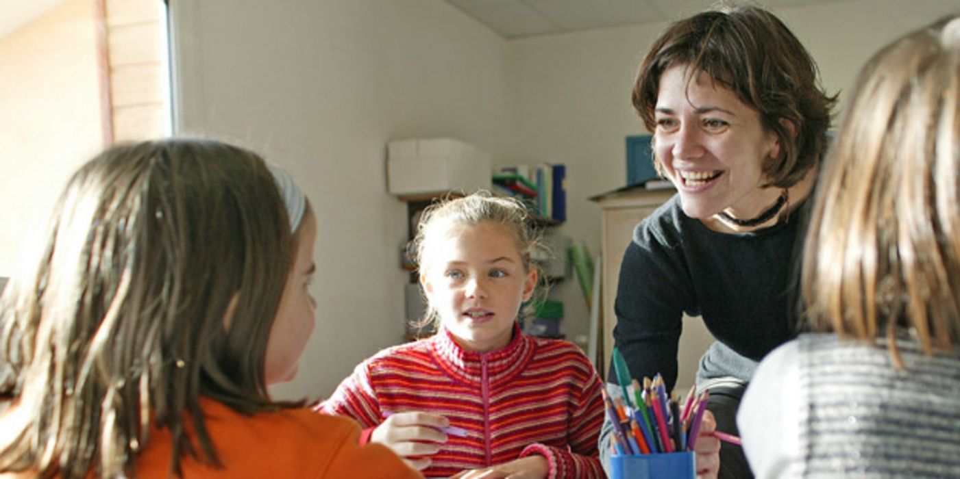 Grundschullehrerin im Klassenraum mit Schülern