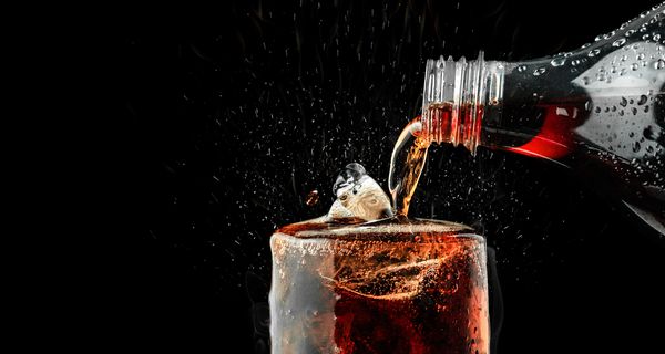  Sowohl gezuckerte als auch künstlich gesüßte Getränke erhöhen auf lange Sicht das Risiko für Herzinfarkte und Schlaganfälle. 