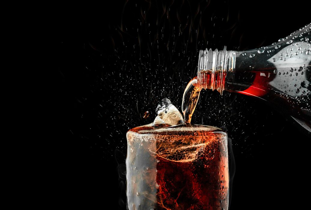  Sowohl gezuckerte als auch künstlich gesüßte Getränke erhöhen auf lange Sicht das Risiko für Herzinfarkte und Schlaganfälle. 