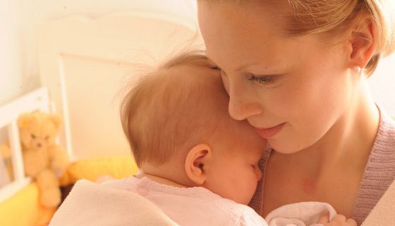 Junge Mutter mit Baby