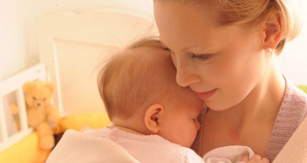 Junge Mutter mit Baby