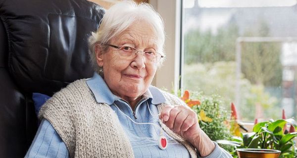 Per Knopfdruck lässt sich der Hausnotruf aktivieren. Moderne Systeme registrieren mit Sensoren im Boden, ob man gestürzt ist.