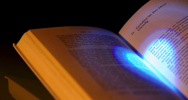 Blaues Licht hält wach, wie eine neue Studie zeigt.