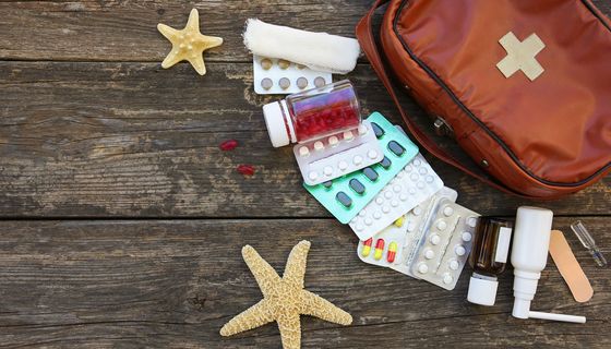 Medikamente und Apothekentasche