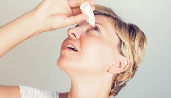 Trockenes Auge: Neue Art von Augentropfen könnte bisherige Medikamente bald ergänzen.