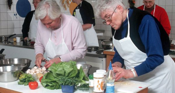 Senioren beim Kochen