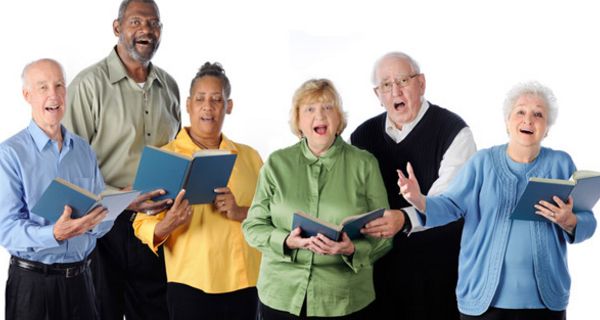 Ältere Menschen singen im Chor