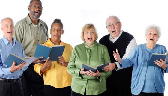 Ältere Menschen singen im Chor