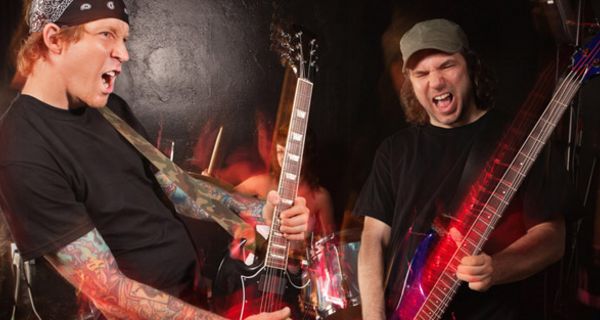 Zwei Heavy Metal Gitarristen in Aktion