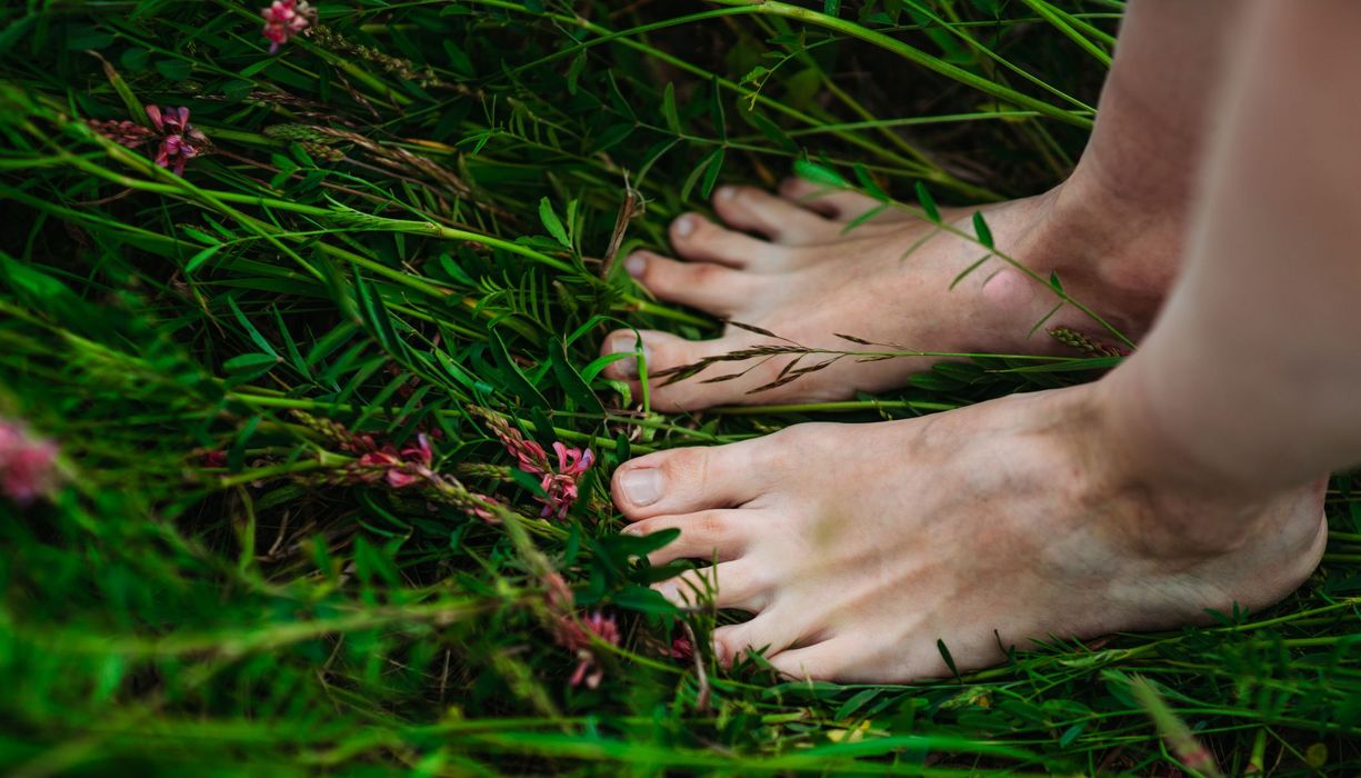 Füße auf Gras. 