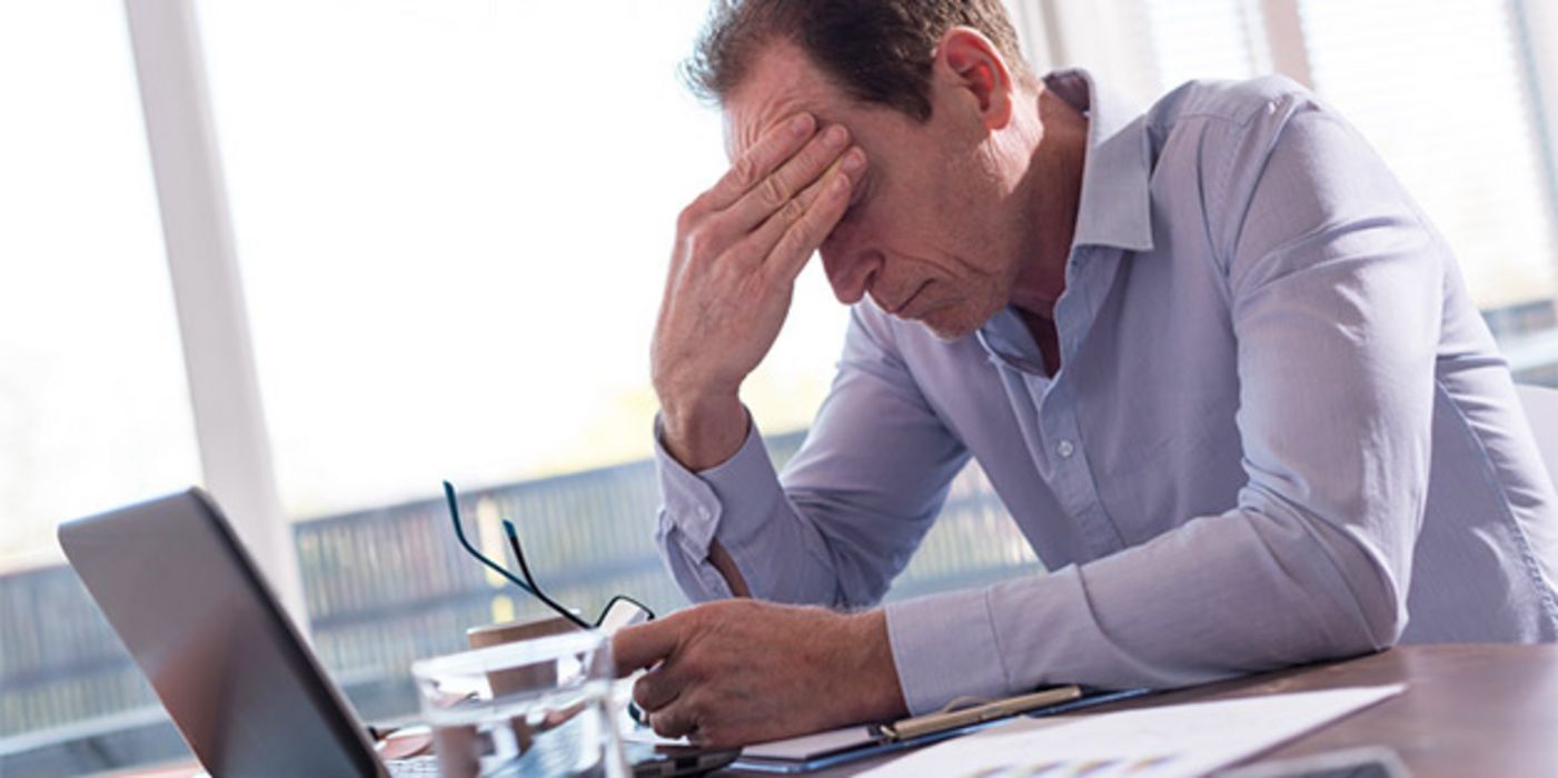 Stress auf der Arbeit schlägt sich oft in Heißhunger-Attacken nieder.
