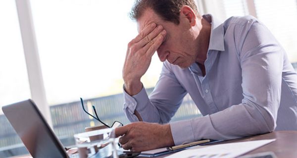 Stress auf der Arbeit schlägt sich oft in Heißhunger-Attacken nieder.