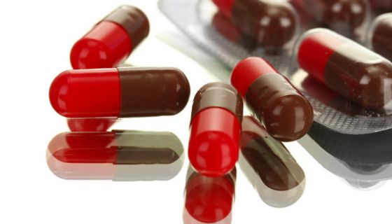Rote Arznei-Kapseln in Blisterpackung