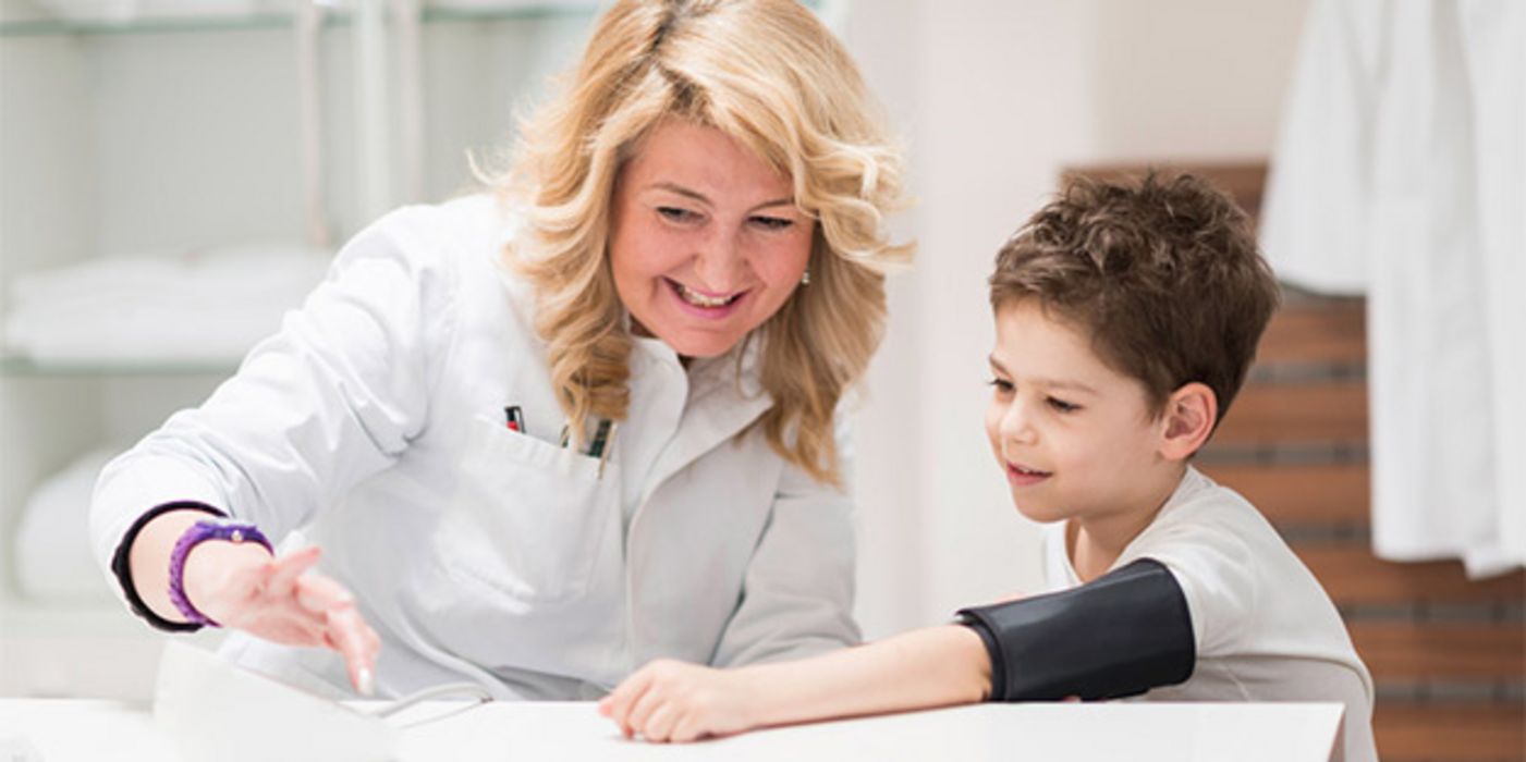 Forscher haben untersucht, was bei Kindern zu Bluthochdruck führen kann.