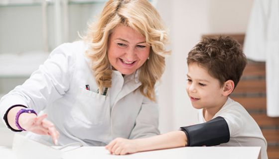 Forscher haben untersucht, was bei Kindern zu Bluthochdruck führen kann.