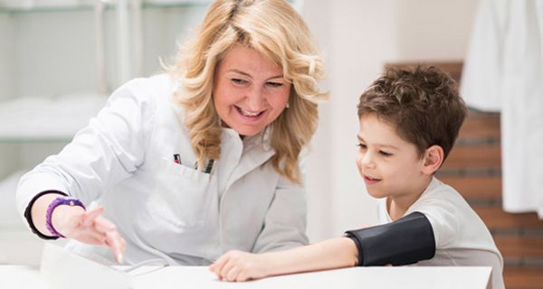 Forscher haben untersucht, was bei Kindern zu Bluthochdruck führen kann.
