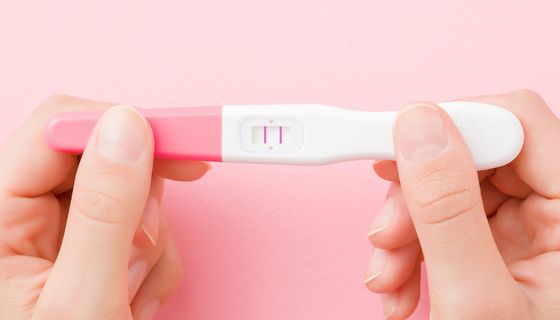 Blick auf einen positiven Schwangerschaftstest