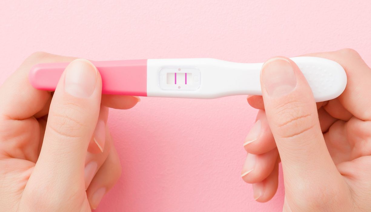 Foto von positivem Schwangerschaftstest.