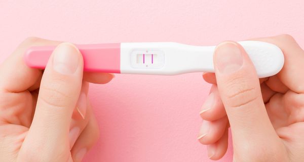 Foto von positivem Schwangerschaftstest.