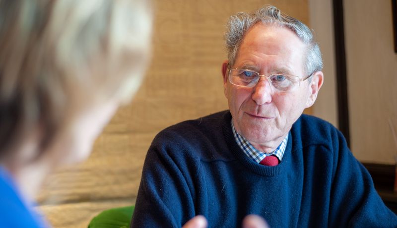 Senior bei der Logopädie.