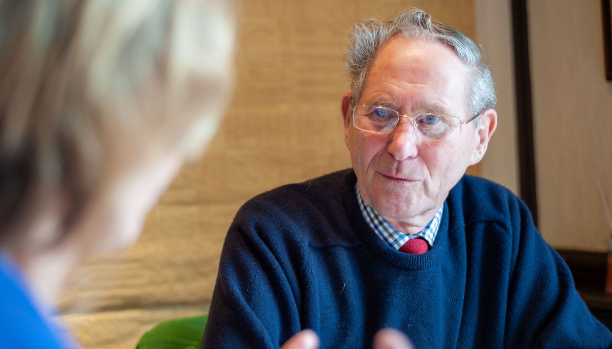 Senior bei der Logopädie.