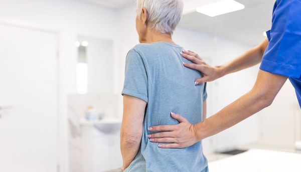 Chronische Rückenschmerzen: Warum viele Therapien nur kurzfristig helfen