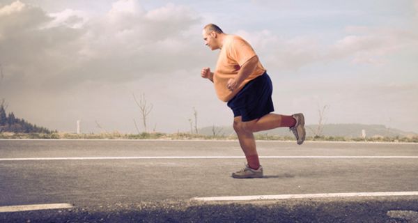 Stark übergewichtiger Mann beim Joggen