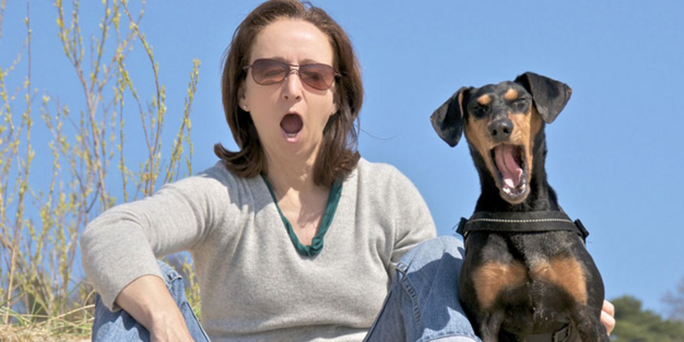 Gähnender Hund neben gähnendem Frauchen