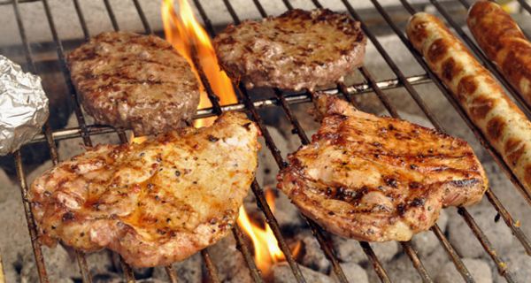 Steak und Würstchen auf einem Holzkohlengrill