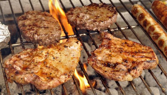 Steak und Würstchen auf einem Holzkohlengrill