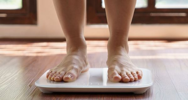 Konzept Abnehmen: Füße auf einer Waage