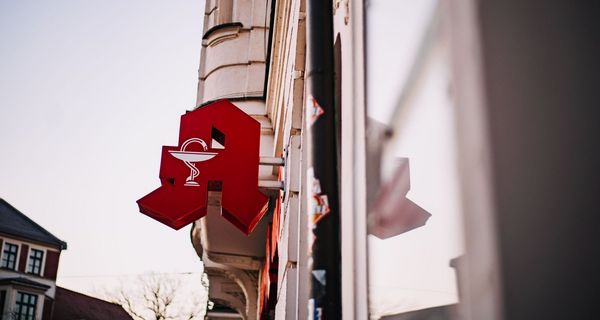 Rotes Apotheken-A an einem Gebäude