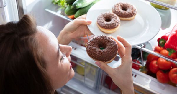 Wer unter Stress steht, greift häufiger zu ungesunden Lebensmitteln.