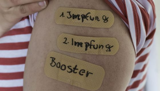 Arm mit einem Pflaster für jede Impfung